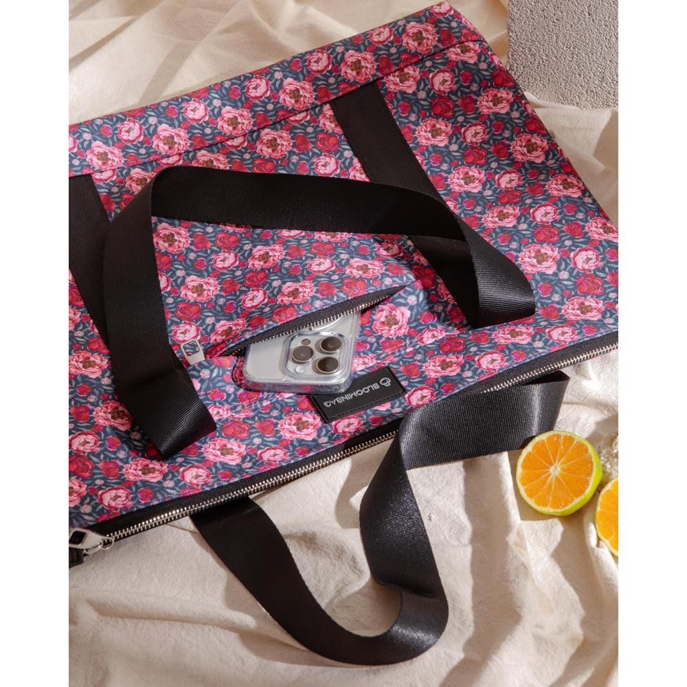 Unisex medium tote bag with 30L capacity and water-repellent lining